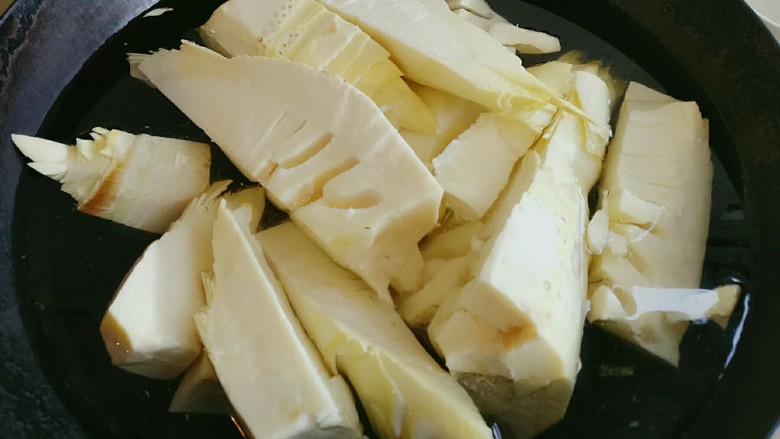毛笋咸肉,毛笋焯水。要放点盐。