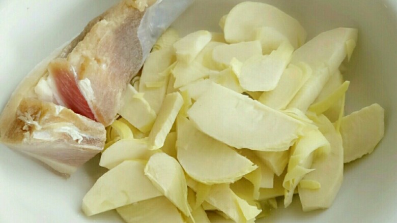 毛笋咸肉,毛笋切块,咸肉切块。