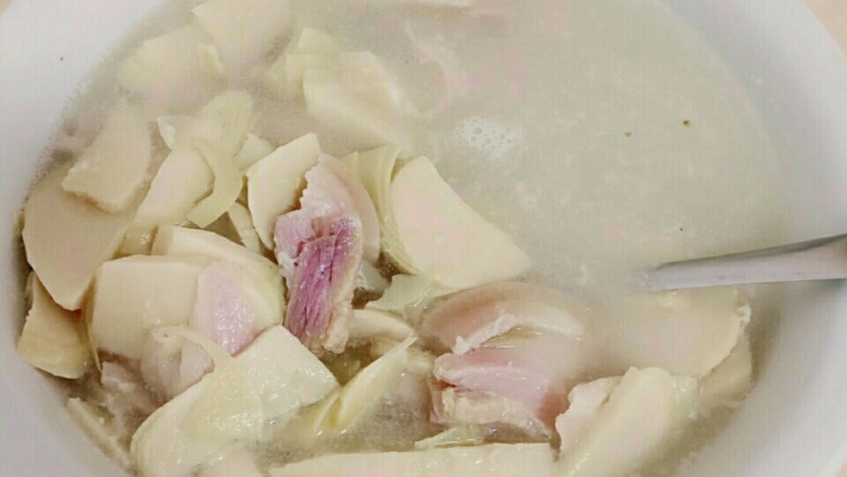 毛笋咸肉,再放水,放咸肉,炖汤。