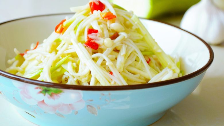 【金针菇拌葫芦丝】嫩滑清脆,爽口回甘~,为了保持食材原有的口感清爽以及颜色清新,酱油也不要的~
仅仅是浓浓的蒜香味,
加上金针菇和西葫芦本身的清甜就刚刚好~