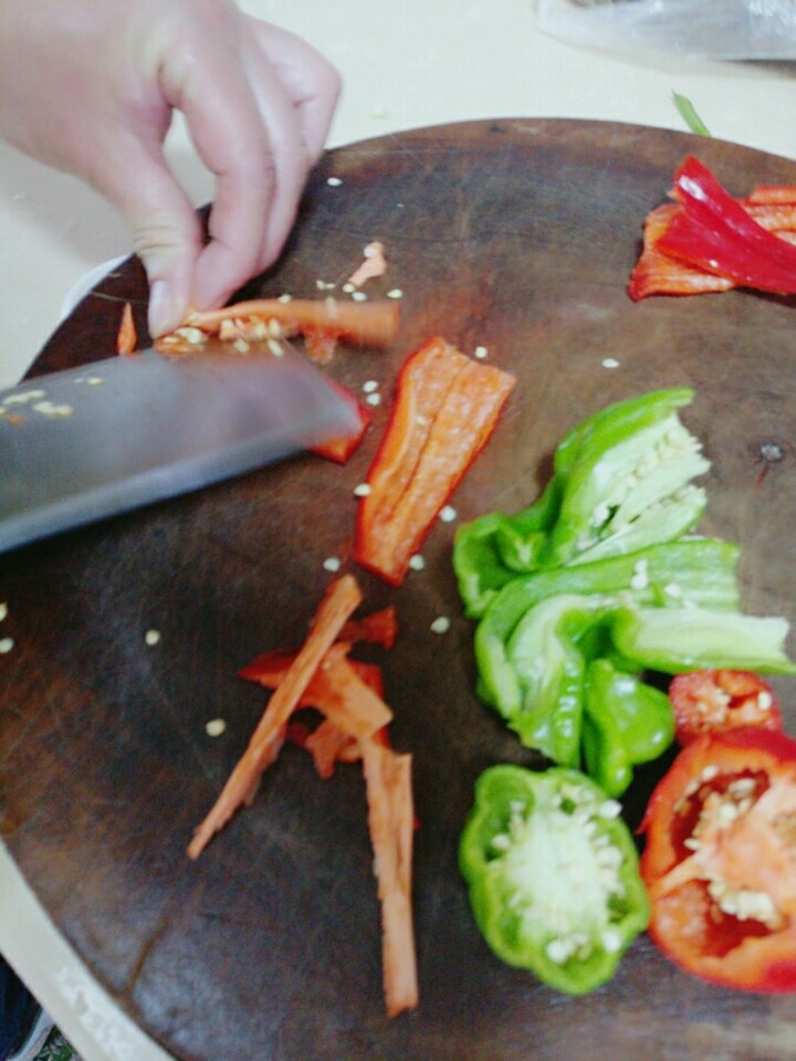辣子鲈鱼,绿椒,红椒双色椒,去筋(为了保证脆的效果),去头尾,只留中间一段。