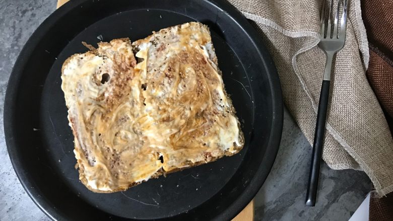 牛肉丸吐司披萨,抹上喜欢的酱料(我用的是番茄酱、沙拉酱)