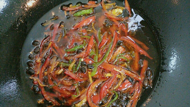 辣子鲈鱼,生姜,辣椒,豆豉依次入锅。加生抽,料酒,糖少许,一汤勺辣油。关火,用余温煲着。