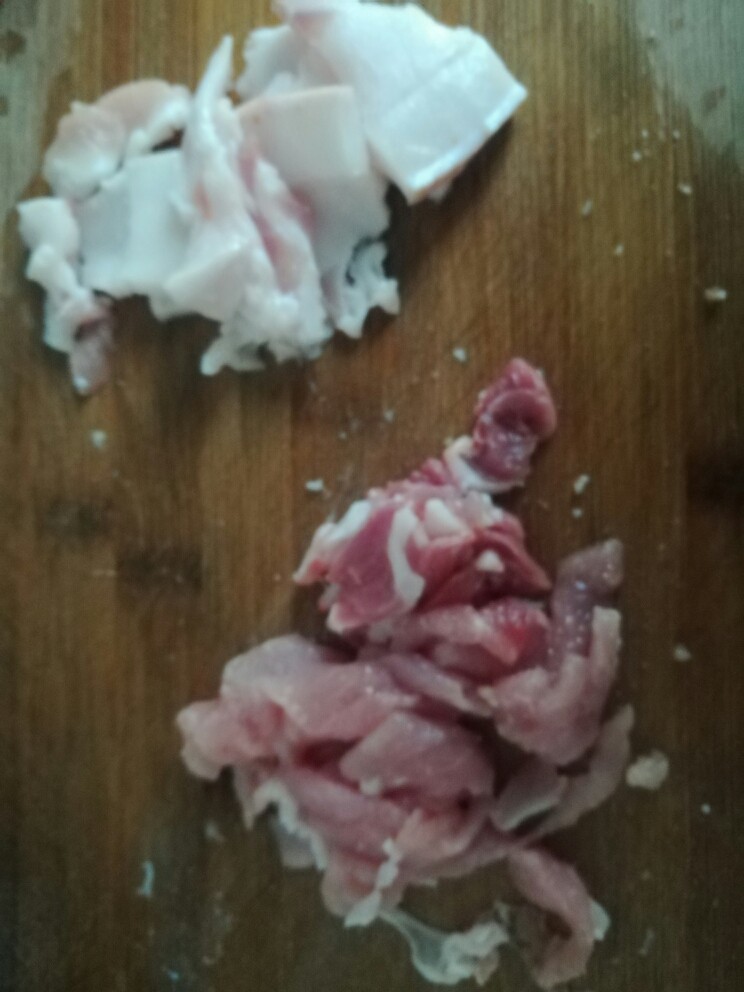 玉米墨鱼炖肉,鲜肉切薄片。