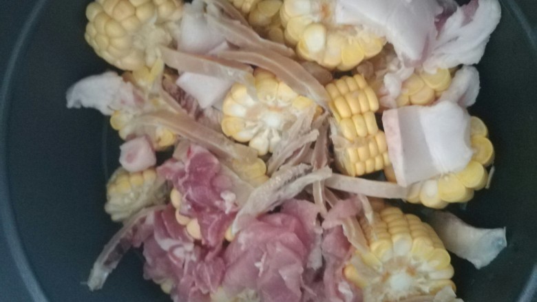 玉米墨鱼炖肉,墨鱼,肉,干贝,玉米,姜片放入高压锅中,加适量水,炖半小时。