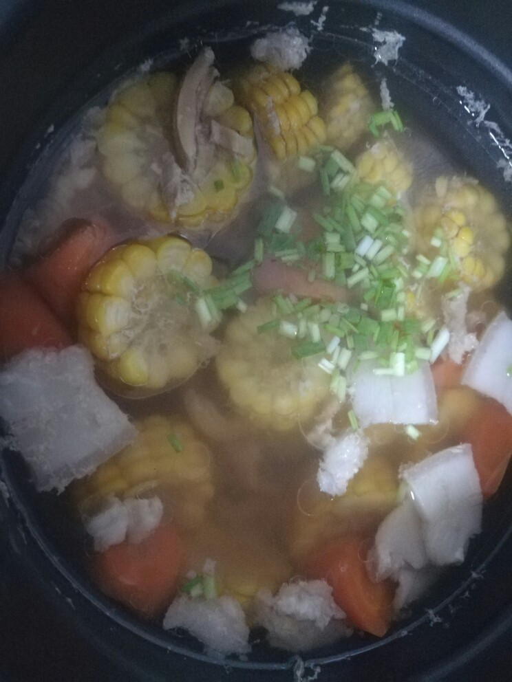 玉米墨鱼炖肉,放适量盐,撒葱花,出锅。(墨鱼和干贝都是非常鲜的海产品,不要放鸡精,味道也特别鲜美)