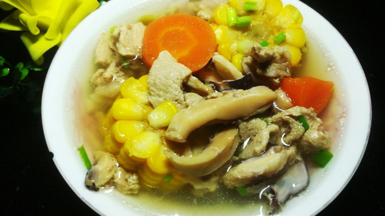 玉米墨鱼炖肉,成品图。