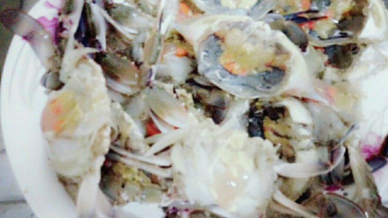 糖醋蟹,加热油锅,(和平时炒菜的油量就好)将滤滤水分的蟹块逐个放进锅中油焖至七八成熟,盛盘待用