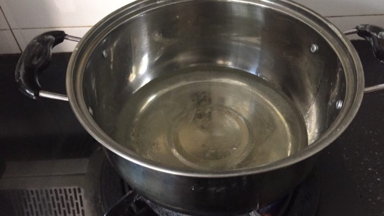 粉色少女的水晶汤圆,上锅搅拌煮开后倒入面粉中