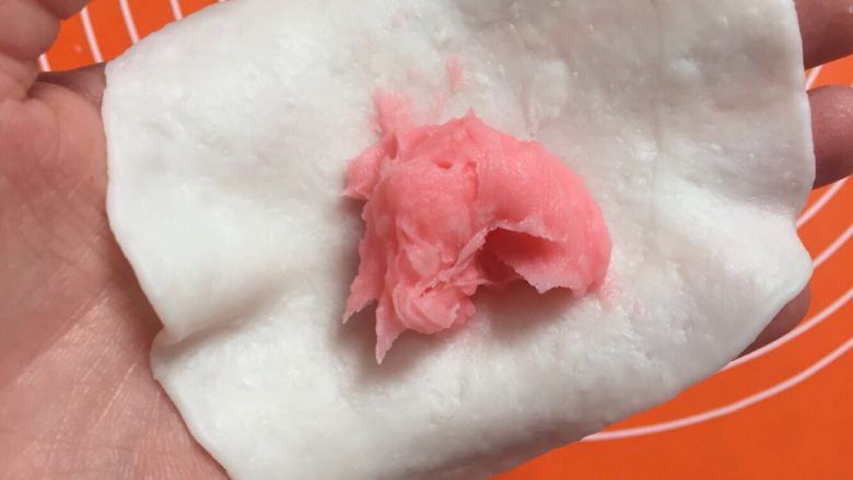 粉色少女的水晶汤圆,取其中一个压扁擀成薄片加入馅料