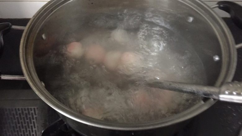 粉色少女的水晶汤圆,锅内滚水烧开后加入汤圆煮至浮起