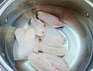 可乐鸡翅,锅内烧开水，放入鸡翅再次煮滚捞出，沥干水份。