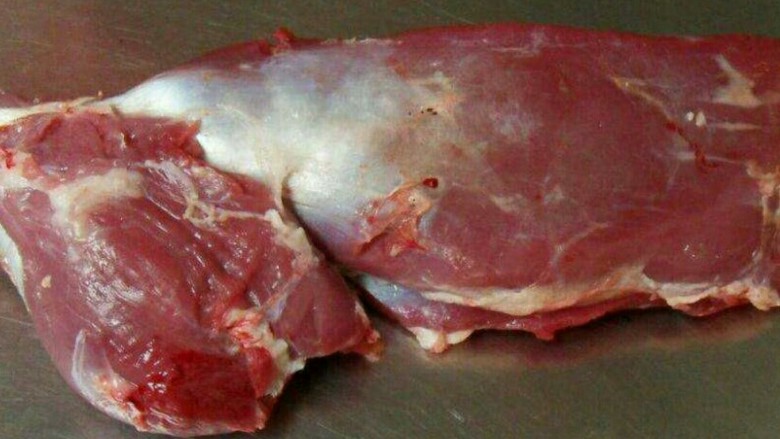 牛肉条炒芹菜,1.将牛肉剔除筋膜后改刀成细条,用料酒、酱油、淀粉及少许<a style='color:red;display:inline-block;' href='/shicai/ 10588'>糖</a>腌制上浆入味。芹菜洗净切段,葱姜蒜切末备用
2.热锅凉油,下入腌制好的牛肉,滑炒至变色后捞出控油
3.锅中留底油,下入葱姜蒜、<a style='color:red;display:inline-block;' href='/shicai/ 705'>豆瓣酱</a>炝锅,出红油后倒入芹菜