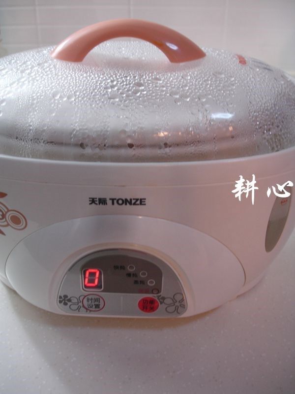 桂圆枸杞鸽子汤,通电,选择【快炖】功能键,时间为3小时。