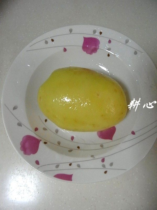 香煎薯仔虾饼,<a style='color:red;display:inline-block;' href='/shicai/ 23'>土豆</a>择洗干净,去皮。