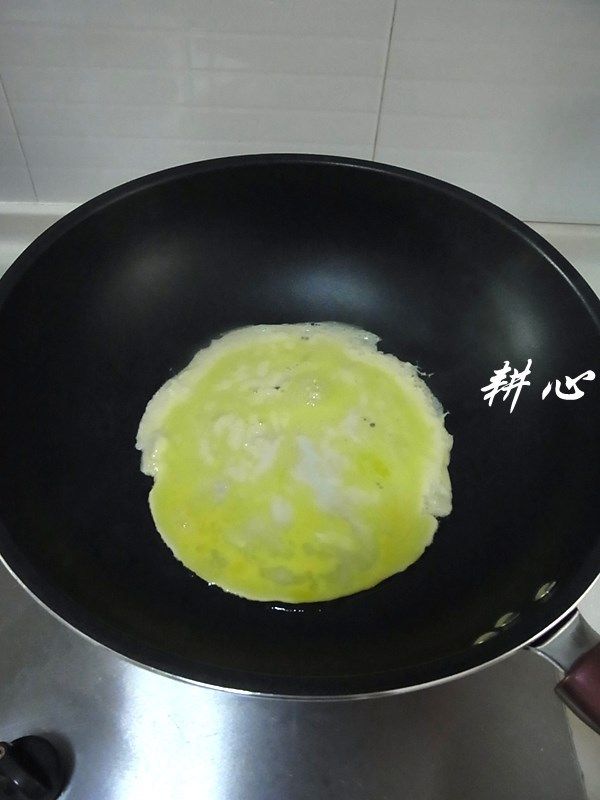红米炒饭,倒入蛋液,煎至双面微黄。