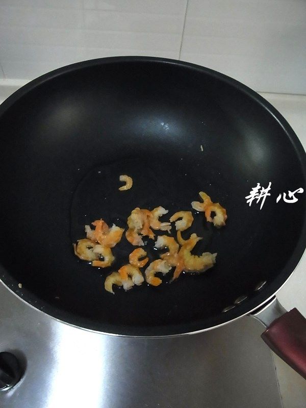 红米炒饭,原锅倒入适量的橄榄油,爆香<a style='color:red;display:inline-block;' href='/shicai/ 289'>虾米</a>。