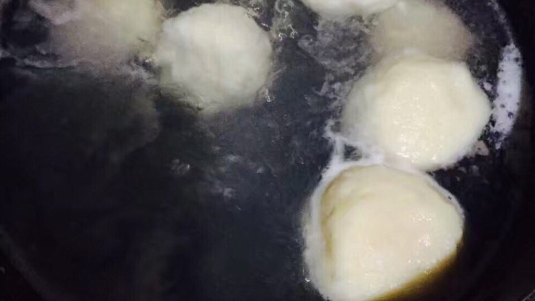 手打鱼丸,成型的鱼丸放入烧开的水中,煮至浮起