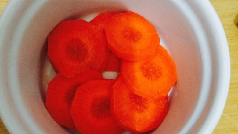 鸡蛋杯～,胡萝卜切片，铺在碗底