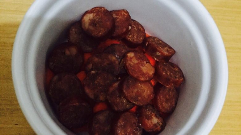 鸡蛋杯～,撒一层小香肠