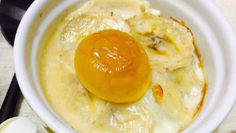 鸡蛋杯～,烤箱上下层，190度预热，烤20分钟左右就行啦～烤出来蛋黄吃着有点像咸蛋黄的味道我还蛮喜欢的～