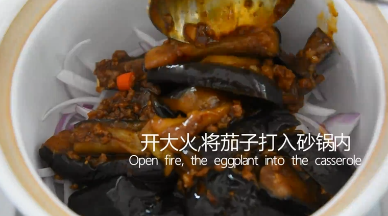 教你做一道满屋飘香的——鱼香茄子煲,大火将砂锅烧热,将茄子打入砂锅内