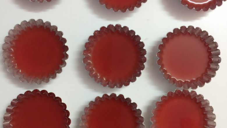 西瓜牛奶果冻🍉,放入蛋挞模具中,6分满,入冰箱冷藏2小时