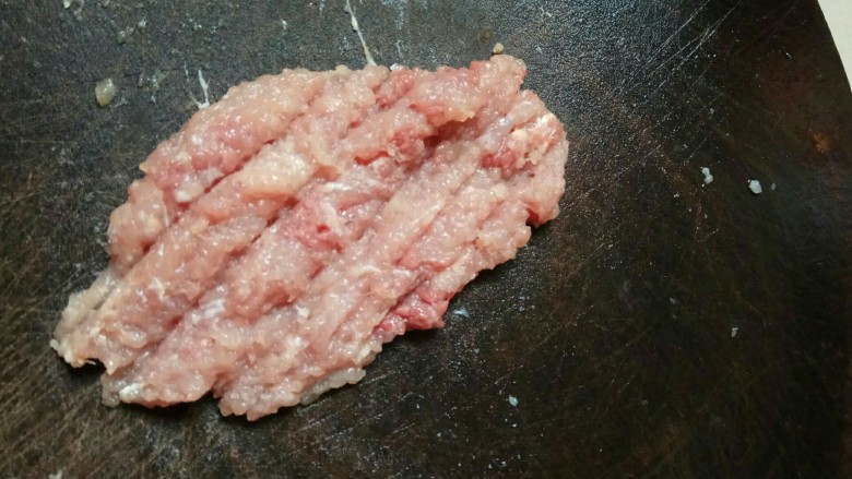 豆腐肉丸清汤,肉剁成<a style='color:red;display:inline-block;' href='/shicai/ 442'>肉末</a>备用