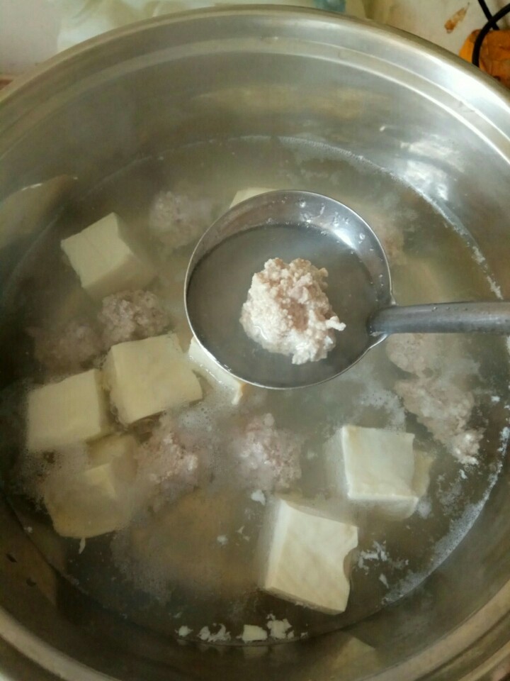 豆腐肉丸清汤,然后把肉末捏一个个小丸放入锅中煮熟