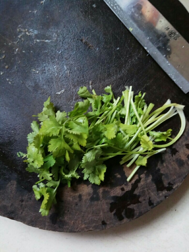 豆腐肉丸清汤,切好的<a style='color:red;display:inline-block;' href='/shicai/ 131'>香菜</a>备用