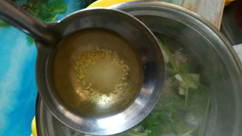 豆腐肉丸清汤,加入调料，按个人的口味，不喜欢加鸡精的可以不加，或者喜欢加味精也是一样的