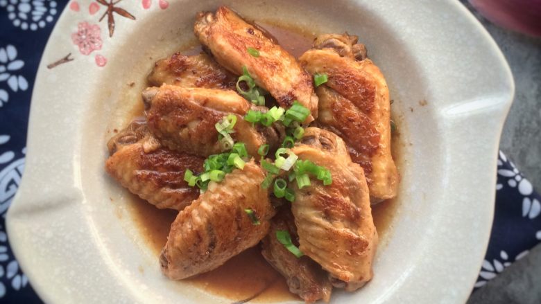 红烧可乐鸡翅,鸡翅表面带酥脆