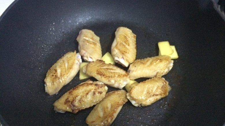 红烧可乐鸡翅,香煎至两面金黄