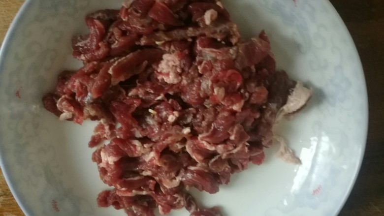 洋葱炒牛肉,<a style='color:red;display:inline-block;' href='/shicai/ 216'>牛肉</a>切薄片。