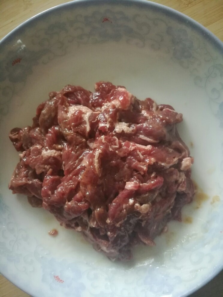 洋葱炒牛肉,牛肉加<a style='color:red;display:inline-block;' href='/shicai/ 788'>生抽</a>,淀粉,植物油抓匀腌匀,临下锅时撒上适量盐。