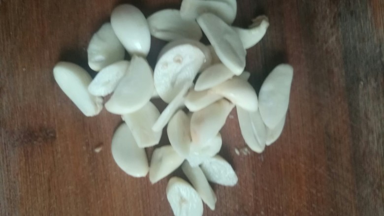 洋葱炒牛肉,蒜子切片。