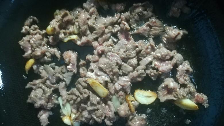 洋葱炒牛肉,转大火,下腌过又撒了盐的牛肉滑七八分熟,盛出备用。