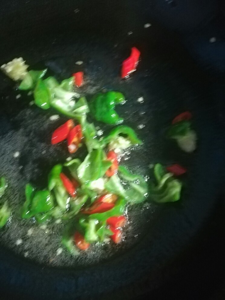 洋葱炒牛肉,再加一些油,下青红椒炒半分钟。