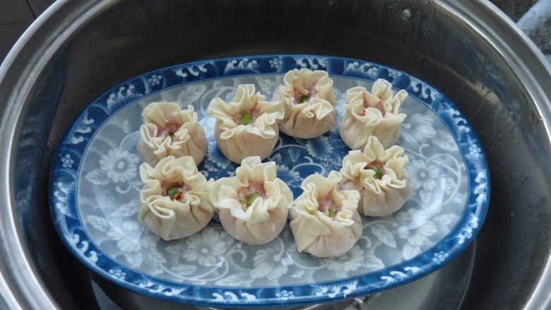 菊花烧卖,烧沸水适量的水,取一碟子,抹点油,放上烧卖