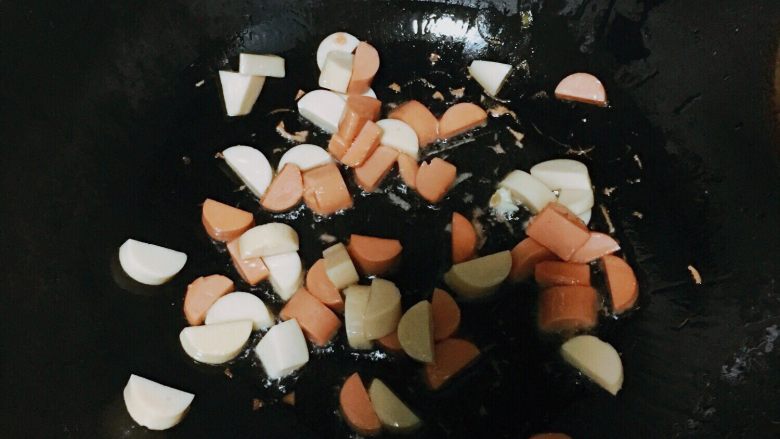 土豆香肠焖饭,倒油,油热后倒入火腿肠翻炒