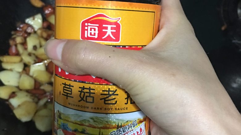 土豆香肠焖饭,倒入<a style='color:red;display:inline-block;' href='/shicai/ 762'>老抽</a>,然后翻炒均匀上色