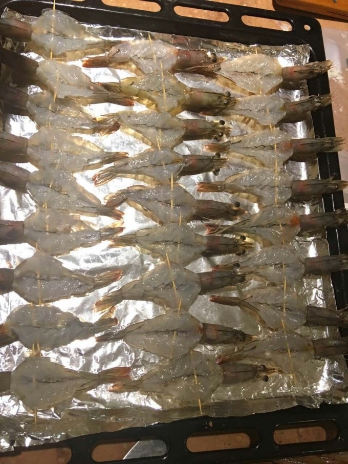 意式芝士大虾,第一步:先把大虾开背抽掉黑线,用牙签从后背横穿定型,撒上适量的食盐,进入烤箱(烤箱提前预热好),烤箱温度200度,预烤1-2分钟,大虾表面微微发红就可以出炉(预烤是为了让大虾更好的定型,注意千万不要看太久不然成品后虾肉不嫩)!