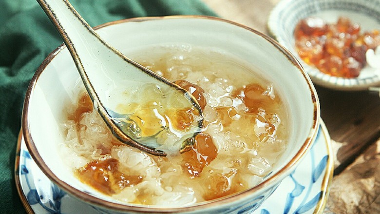 养颜美容桃胶银耳羹,汤汁粘稠，银耳软糯，冷藏后食用口感更佳。