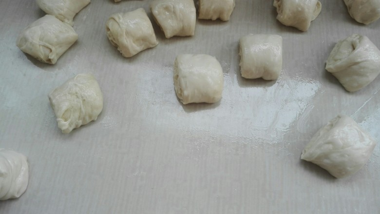 发面红糖芝麻酥饼,自上而下卷起,切成均等剂子,大小根据自己所需