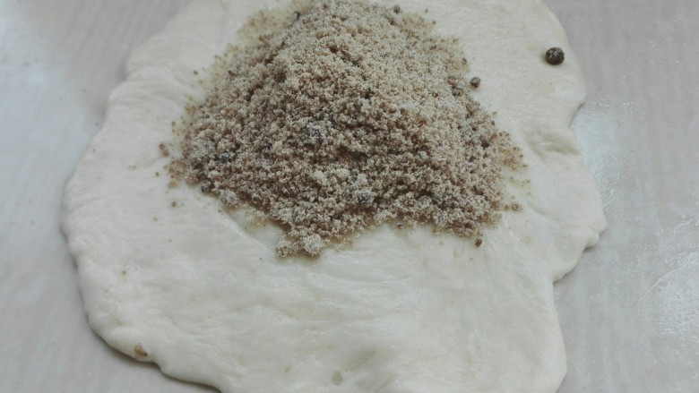 发面红糖芝麻酥饼,取一个剂子擀圆,包入红糖馅