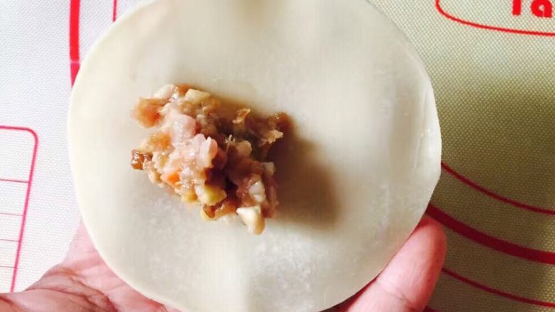 专注小儿挑食厌食100年第一弹——金鱼蒸饺,取一块<a style='color:red;display:inline-block;' href='/shicai/ 4346'>饺子皮</a>,在靠前一点的位置上放上适量肉馅