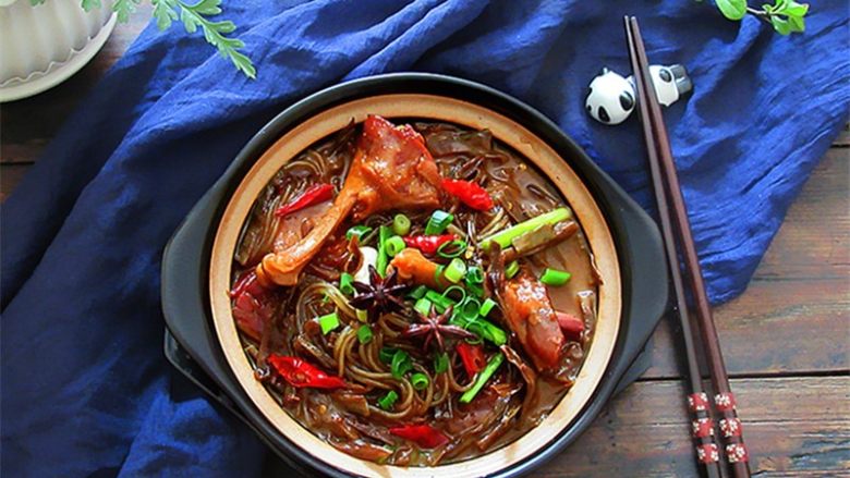 <span style="color:red">腊味</span><span style="color:red">一</span><span style="color:red">锅</span><span style="color:red">炖</span>