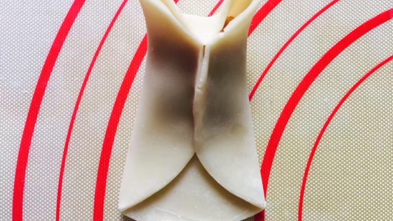 专注小儿挑食厌食100年第一弹——金鱼蒸饺,将皮子的一头与对角连接,形成鱼头和鱼眼~
