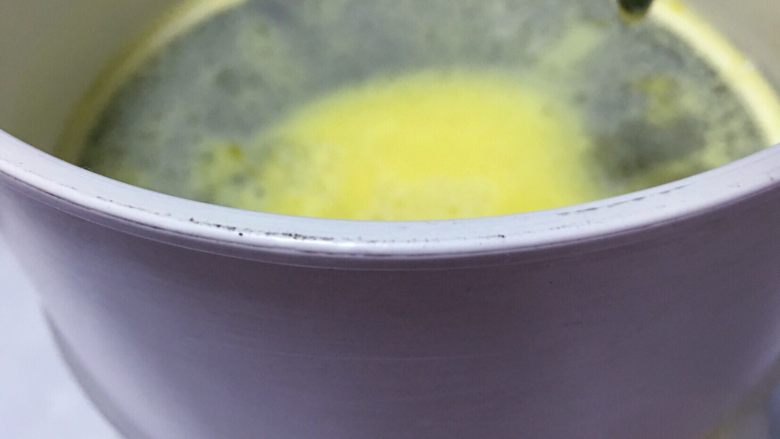 简单芒果焦糖布丁🍮,过筛去除气泡及蛋黄固体。这样烤出来的布丁更加嫩及细滑!