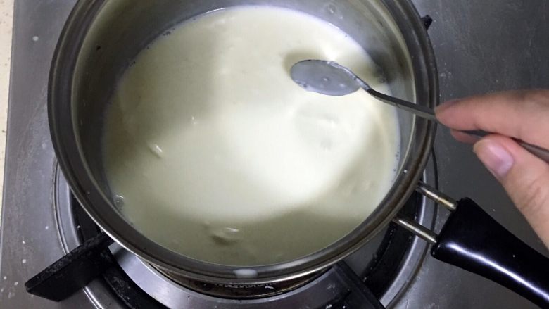 简单芒果焦糖布丁🍮,把所有的都放在小奶锅里。小火加热,等糖全部融化,关火放凉(不用烧开)。